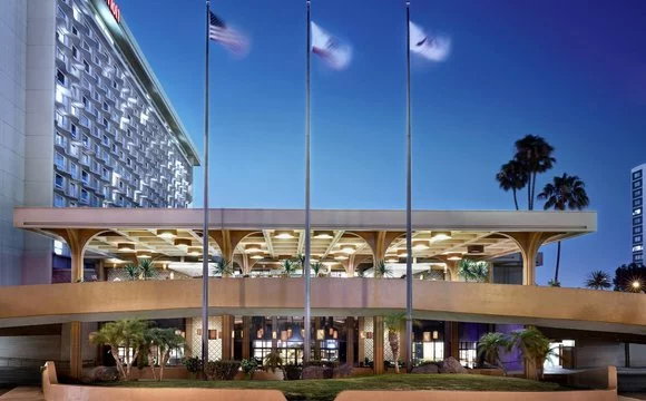 Click and see hotel offers at Expedia.com
